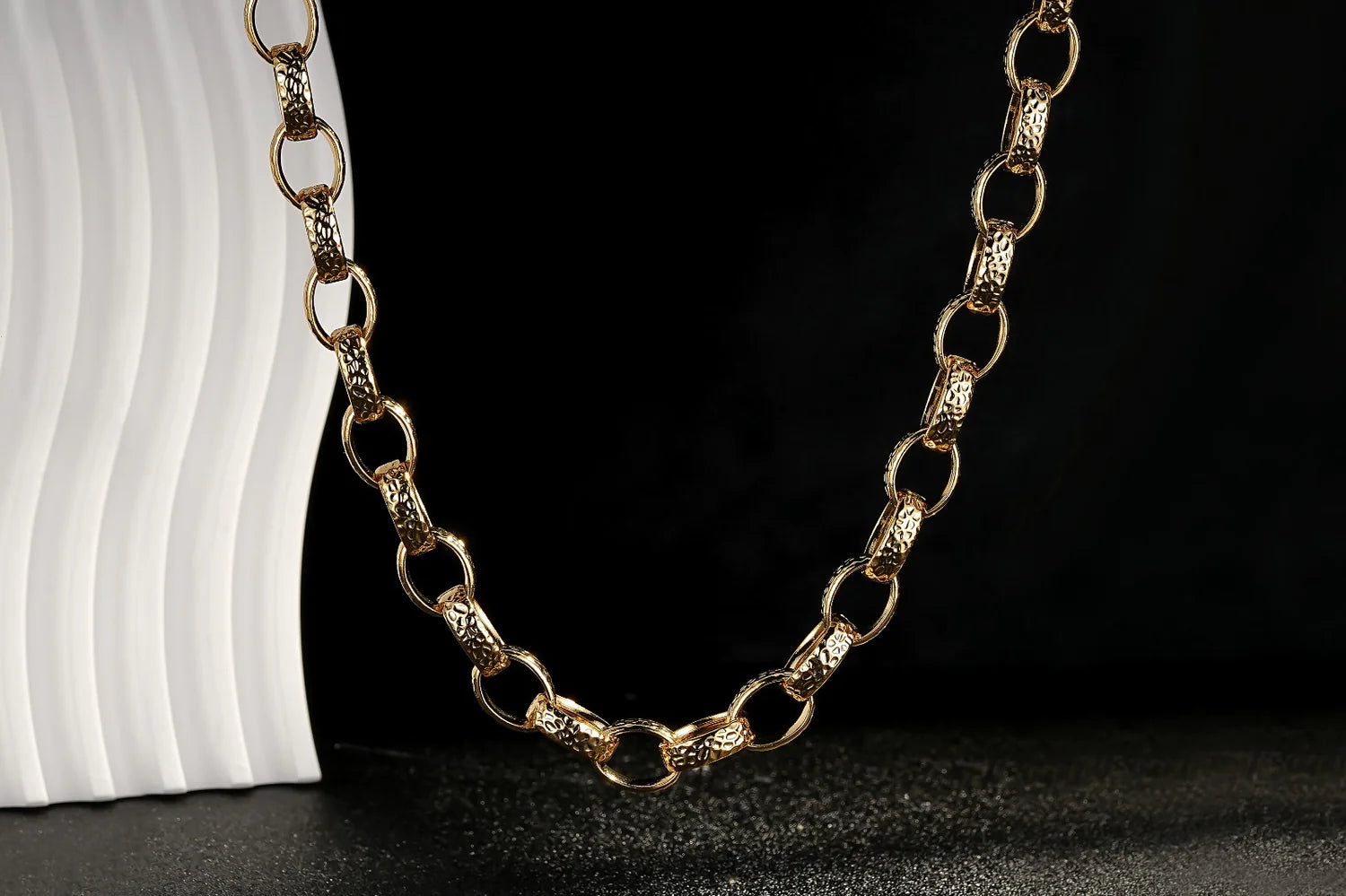 10MM GOLD  OVAL BELCHER HAMMERED PATTERN CHAINED CHAIN