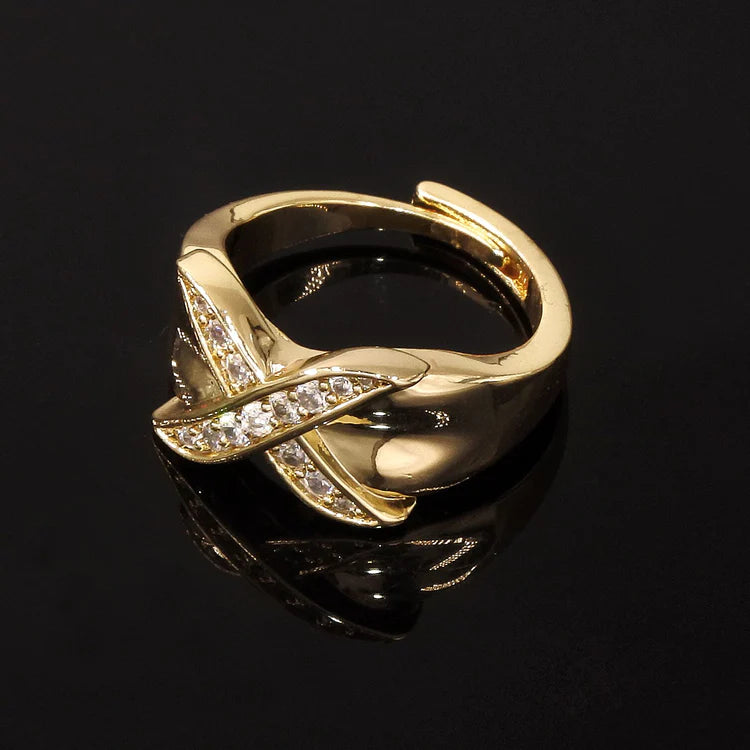 GOLD KISS RING WITH STONES