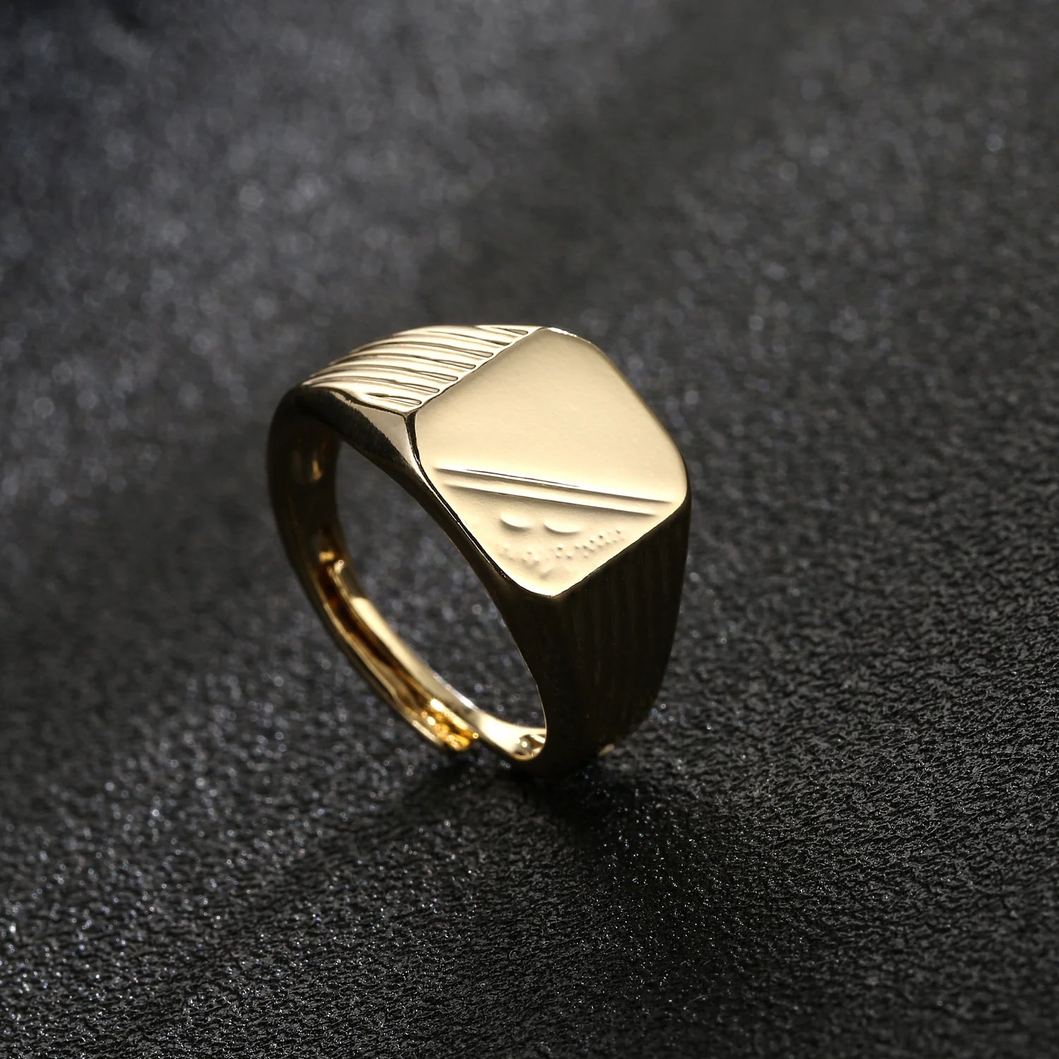 GOLD SQUARE SIGNET RING